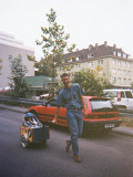 Lutz mit Léna 1997 in Wuppertal - Léna war müde, da hat Lutz hat ihr mit einem Kindersitz in seinem Einkaufswagen einen 'Prinzessinnensitz' gebaut [Bild 3/13]