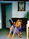 Steffi mit rollender Ente ca. 1991 - Im Hintergrund Cafe Zweistein, wo wir immer schöne Zeiten hatten [Bild 1/13]
