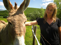 Steffi mit einem Esel - Drôme 2013 [Bild 12/13]