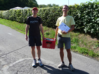 Lutz und Volker mit der Siegprämie beim Bever-Triathlon - 2009 [Bild 5/9]