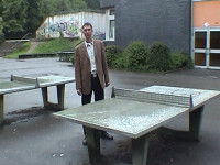 Lutz auf dem Schulhof seiner ehemaligen Schule in Radevormwald 2003 [Bild 5/8]