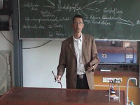 Lutz im Chemiesaal seiner ehemaligen Schule in Radevormwald 2003 [Bild 6/8]