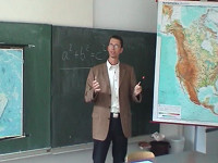 Lutz in einem Klassenraum mit Landkarten (zur Erläuterung der Reisen) in seiner ehemaligen Schule in Radevormwald 2003 [Bild 7/8]