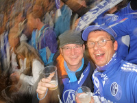 Lutz und Michael während eines Stadionbesuchs 'auf Schalke' im November 2010 [Bild 1/10]
