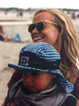 Steffi 2002 mit Susannes Sohn am Strand [Bild 3/5]